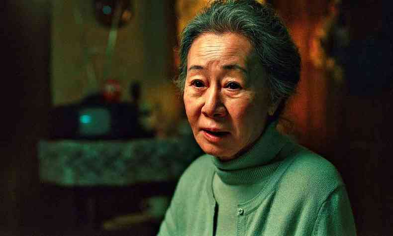 Vestindo roupa verde, a atriz Youn Yuh-jung, na srie Pachinko, tem olhar entristecido 