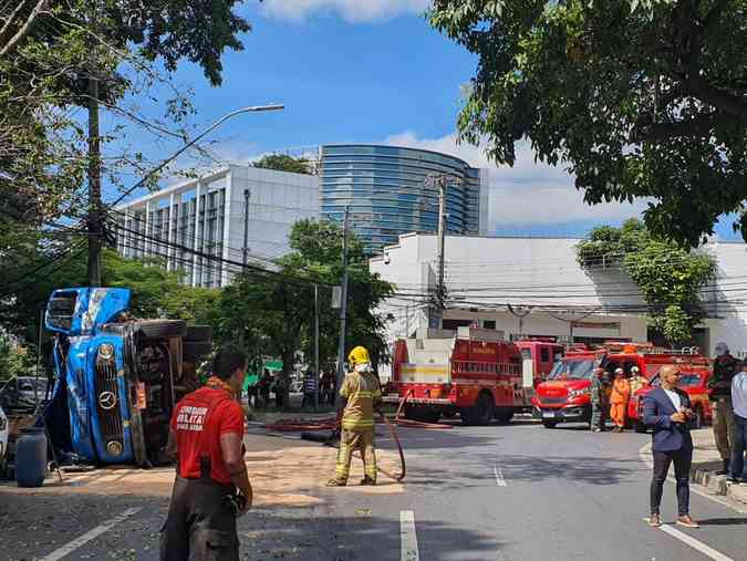 Caminho tomba na avenida do Contorno e causa trnsito na regioLeandro Couri E.M/ D.APress