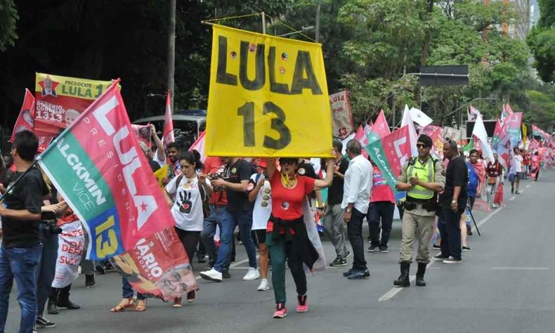 Apoiadores do Lula fazem 'caminhada da vitória' neste sábado(foto: Gladyston Rodrigues/EM/D.A Press) manifestação de apoiadores do lula