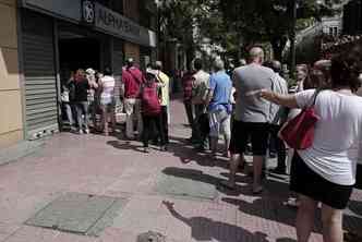 Gregos formaram longas filas para sacar dinheiro nos caixas eletrnicos ao longo de todo o fim de semana(foto: ANGELOS TZORTZINIS/AFP)