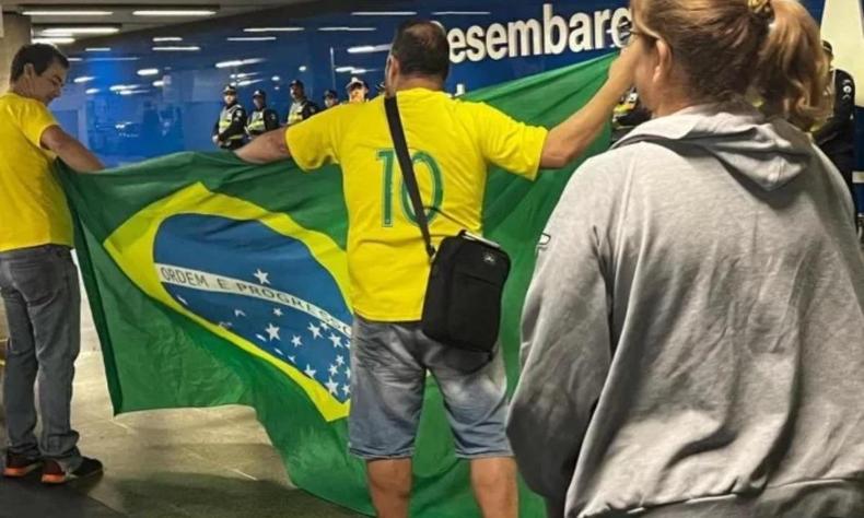 Apoiadores de Jair Bolsonaro no aeroporto