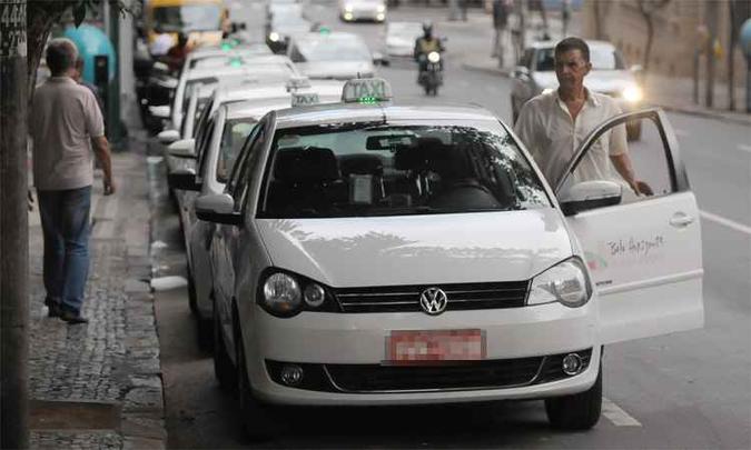 Taxistas em ponto na Rua da Bahia: o sindicato que representa a categoria disse não ter sido consultado sobre a mudança e que vai discuti-la com a BHTrans(foto: Túlio Santos/EM/DA Press) Taxistas em ponto na Rua da Bahia: o sindicato que representa a categoria disse não ter sido consultado sobre a mudança e que vai discuti-la com a BHTrans(foto: Túlio Santos/EM/DA Press)