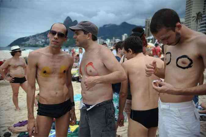 Homens apoiam ao movimento na Praia de Ipanema, Zona Sul do Rio de Janeiro(foto: Fernanda Frazo/Agencia Brasil)