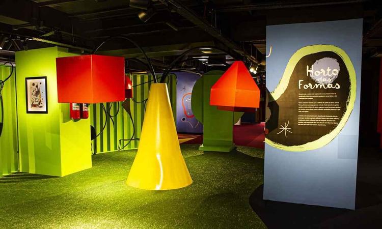 Cenrio de exposio dedicada a Mir tem objetos coloridos com vrios formatos