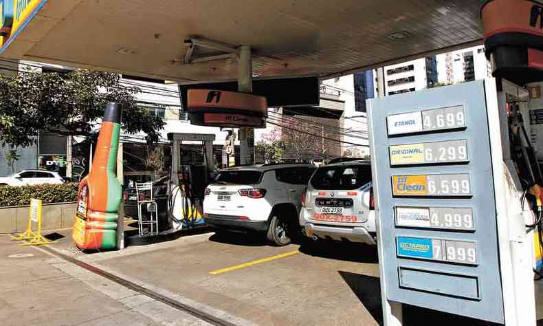 Em 12 meses, at junho, os preos da gasolina foram reajustados em 43,56% na Grande BH, segundo o IBGE(foto: Jair Amaral/EM/D.A Press)