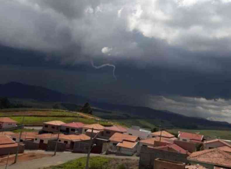 Fenmeno conhecido como 'nuvem funil' foi registrado no sul de Minas(foto: Adriano Parablica/Jornal Capela)