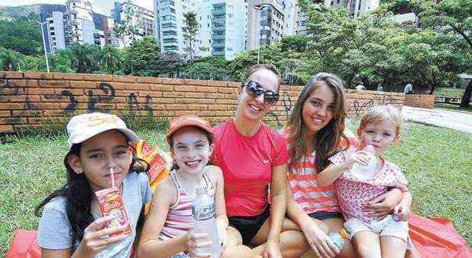 Isa Bueno, Maria Tereza, Renata, Marina e Maria Sophia foram para a Praa JK se refrescar, ontem  tarde(foto: EULER JUNIOR/EM/D.A PRESS)