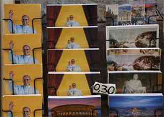 Cartes postais com o novo papa (foto: REUTERS/Chris Helgren)