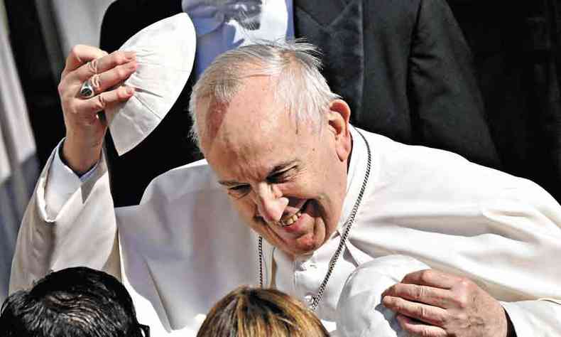 O papa Francisco brincou com os brasileiros, ao dizer que no pas se bebe muita cachaa e as oraes so poucas(foto: Alberto Pizzoli/AFP )