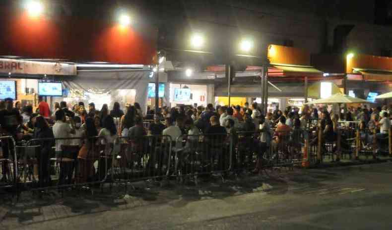 Rua Alberto Cintra volta a ter bares lotados aps um ano e meio de pandemia(foto: Juarez Rodrigues/EM/D.A Press)