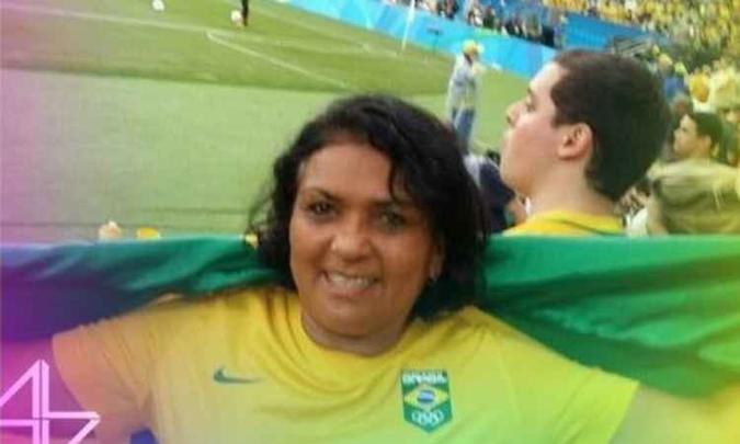Iolanda colocou a foto com a camisa do Brasil no perfil do Facebook(foto: Reprodução Facebook) Iolanda colocou a foto com a camisa do Brasil no perfil do Facebook(foto: Reprodução Facebook)