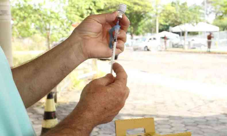 Posto de vacinao no formato drive-thru na UFMG