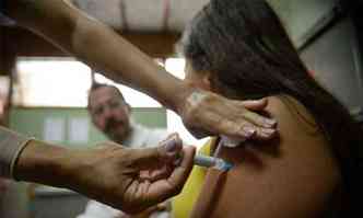 Apenas 51,67% das meninas tomaram a primeira dose da vacina(foto: Cristina Horta/EM/D.A press)