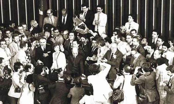 Sessão em que Tancredo Neves foi escolhido pelo colégio eleitoral para presidir o Brasil Sessão em que Tancredo Neves foi escolhido pelo colégio eleitoral para presidir o Brasil