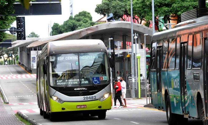 No dia 23 de abril, as passagens de ônibus subiram mais de 33% na capital mineira, saindo de R$ 4,50 para R$ 6,00(foto: Gladyston Rodrigues/EM/DA. Press) Ônibus do Move no corredor exclusivo, em Belo Horizonte