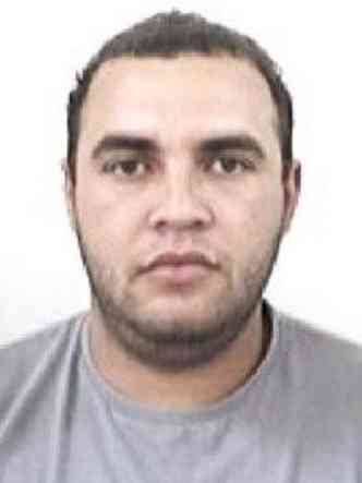 Clio Gomes da Silva est foragido e  apontado como um dos trs homens que participaram do crime(foto: Polcia Civil/Divulgao)