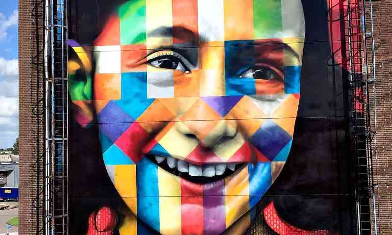 Mural do brasileiro Eduardo Kobra com o rosto de Anne Frank