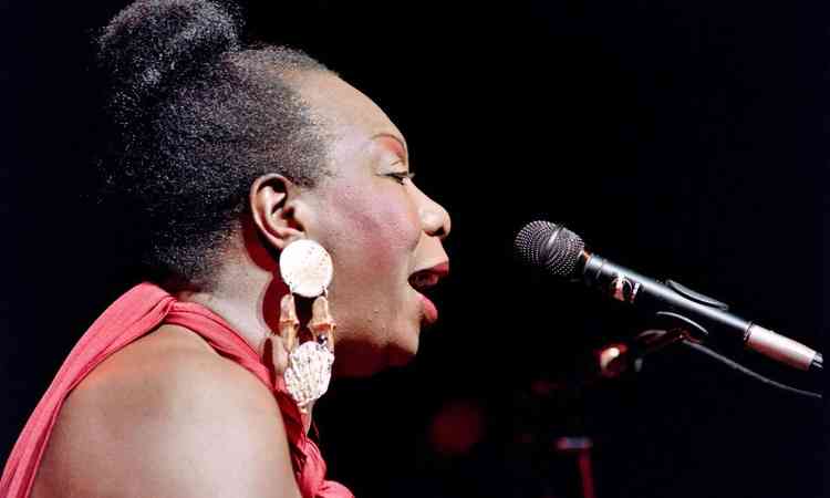  Nina Simone canta em frente ao microfone