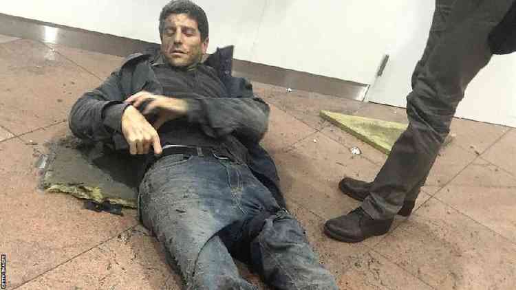 A foto de Bellin deitado no cho do aeroporto aps a exploso de duas bombas