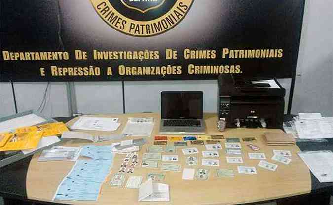 Vrios documentos foram apreendidos na casa do homem na Regio Centro-Sul de BH(foto: Polcia Civil/Divulgao)