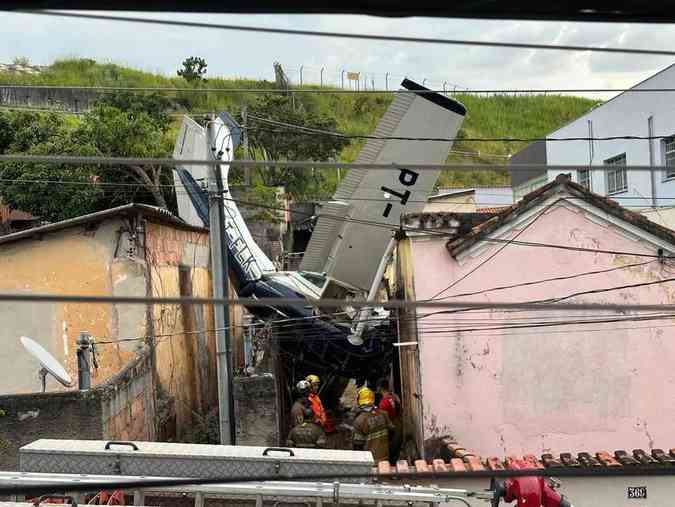 Monomotor caiu sobre duas residências; piloto da aeronave morreu por causa do acidenteRamon Lisboa/EM/D.A Press - 11/3/23