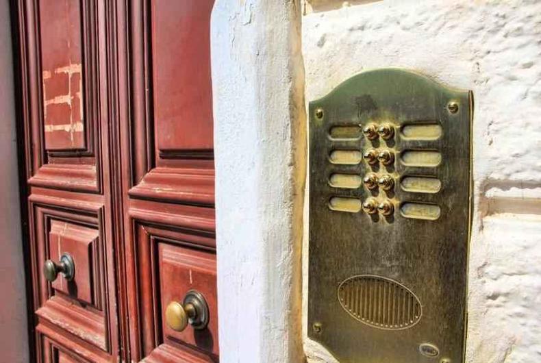 Porta de edifcio com campanhia para apartamentos