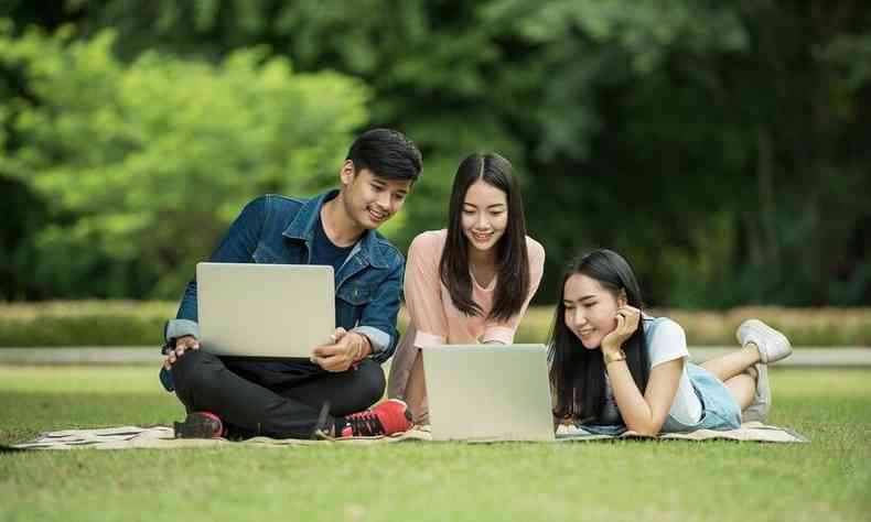 Jovens com computador