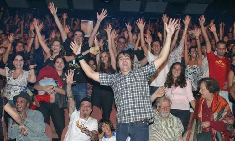Samuel Rosa com a plateia durante ensaio geral do Skank, no Teatro Alterosa, em abril de 2009. No canto, à esquerda, está o cantor Vander Lee