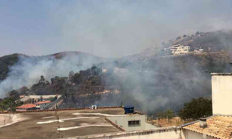 Incndio no Bairro Cidade Jardim Taquaril, no Leste de BH, nessa tera (21/9)