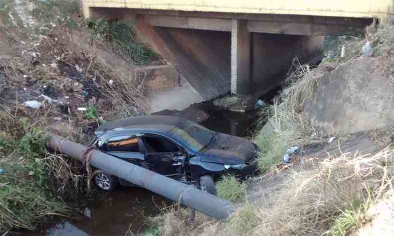 Em Montes Claros, carro despencou de uma altura de 3 metros e foi parar no leito de um crrego(foto: Corpo de Bombeiros/Divulgao)