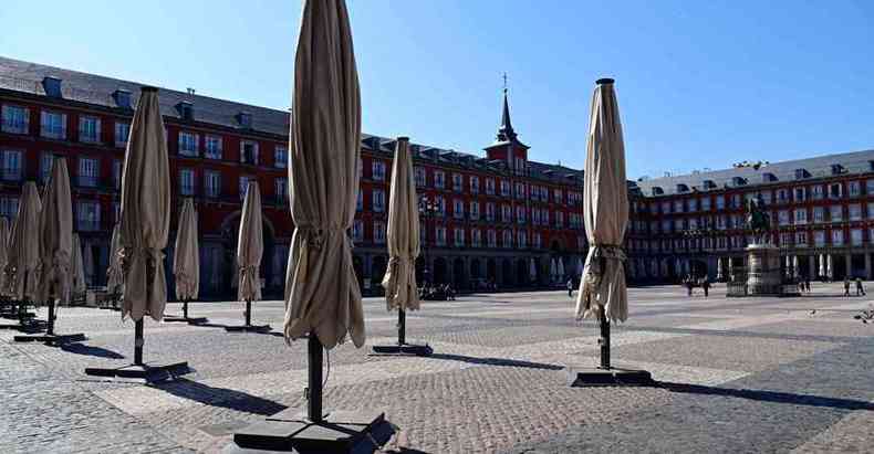 Na Plaza Mayor, um dos mais movimentados pontos tursticos de Madri, restaurantes fecharam por ordem do governo para tentar conter a disseminao do novo coronavrus(foto: JAVIER SORIANO/AFP)