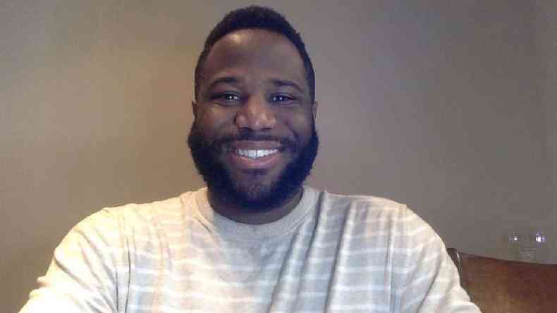 Owen Moore, um jovem negro sorridente de barba