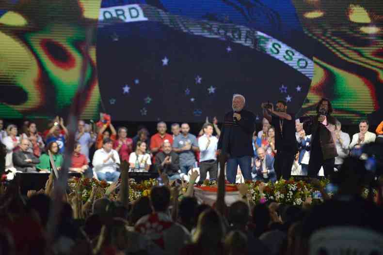 Lula em comcio em BH, palco lotado de pessoas e Praa da Estao cheia de apoiadores