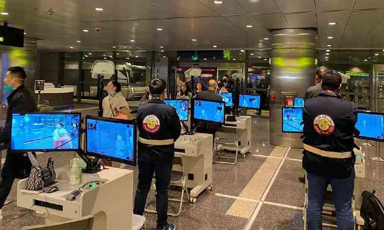 Os viajantes passam por scanners ao chegarem ao aeroporto de Doha, na capital do Catar, em 24 de janeiro de 2020
