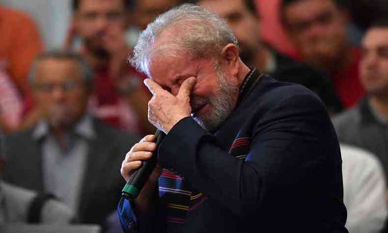 Ex-presidente Lula se emocionou ao relembrar momentos em que esteve ao lado da esposa Marisa Letcia(foto: / AFP / NELSON ALMEIDA )