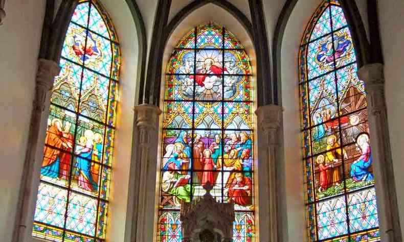 Vitrais franceses que adornam a capela oferecem beleza e paz (foto: Marcos Michelin/EM/D.A Press)
