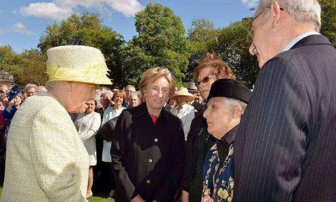 Entre os convidados, estava Susan Pollack, de 84 anos, uma das sobreviventes dos campos de concentra��o nazistas, acompanhada da filha Sandra Gee, de 53(foto: AFP PHOTO/POOL/John Stillwell )