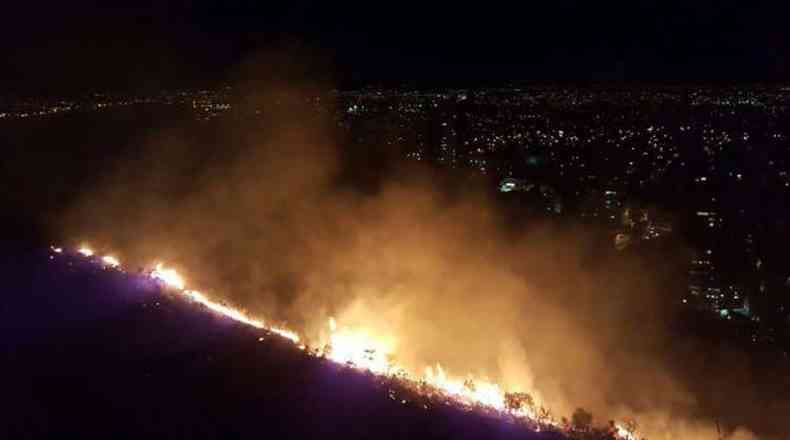 As chamas altas foram vistas de diferentes pontos da cidade(foto: Corpo de Bombeiros/Divulgao)