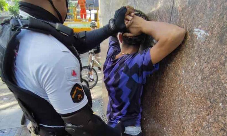 Jovem morre durante abordagem da PM na Praa Sete