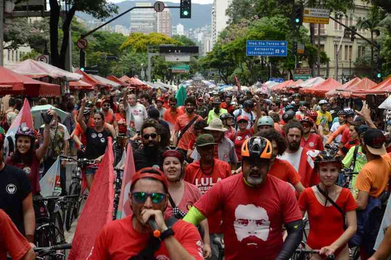 Ciclistas em suas bicicletas com vestes vermelhas 