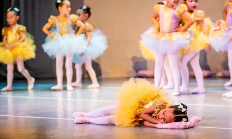 Bailarina Ceclia, de 4 anos, dorme em espetculo de bal e vdeo viraliza nas redes sociais