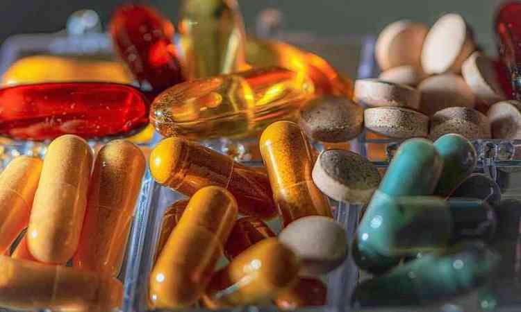 vrias cpsulas e comprimidos coloridos de vitaminas