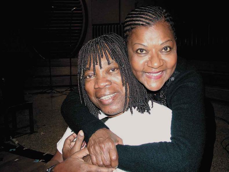 Milton Nascimento e Alade Costa, abraados, sorriem para a cmera