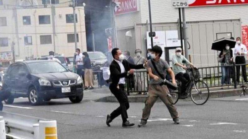 Momento que suspeito é capturado(foto: Reuters) Momento que suspeito é capturado