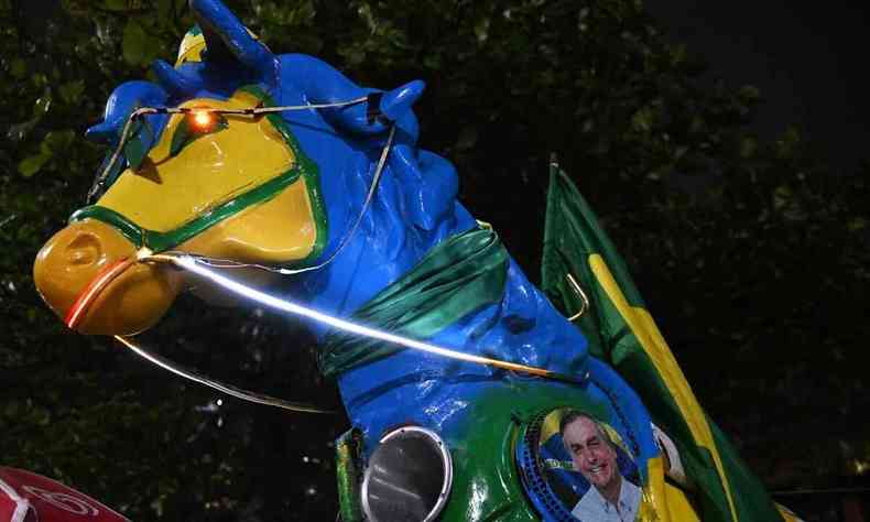 cavalo de briquedo com as cores do Brasil e a foto do presidente