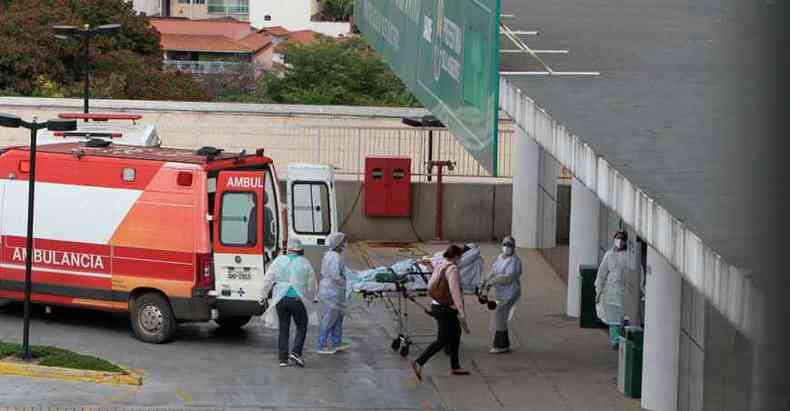 Paciente  transportado por equipe de sade de BH em abril: ms s perdeu para maro em nmero de mortes por COVID-19 desde o incio da pandemia Brasil (foto: Edsio Ferreira/EM/D.a Press - 8/4/21)