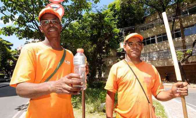 Os garis Ueliton de Souza e Marcelo Gonalves no abrem mo da garrafa de gua para trabalhar(foto: BETO NOVAES/EM/D.A PRESS)