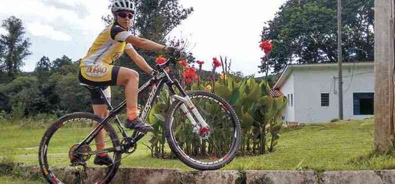 Aline Roberta Margoti, atleta profissional, teve sua bike roubada em So Joo del-Rei: rifa feita por amigos ajudou a montar um modelo ainda melhor(foto: Acervo particular/Divulgao)