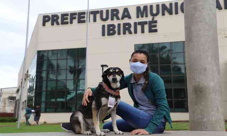 Regiane fez o resgate da cadelinha mascote que h quatro anos mora na prefeitura de Ibirit. Pretinha, como  conhecida,  o xod dos servidores. (foto: Prefeitura Ibirit/Divulgao)