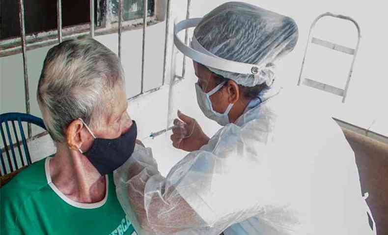 Em Ipatinga, os idosos recebem a vacinao contra a COVID-19 em casa, evitando os deslocamentos e as aglomeraes(foto: Divulgao PMI)